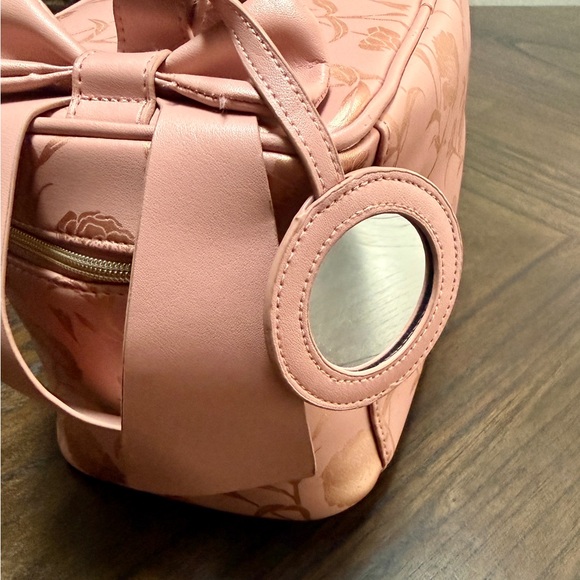 Elegant Pink Bow-Accent Women's Cosmetic Bag - Picture 3 of 8